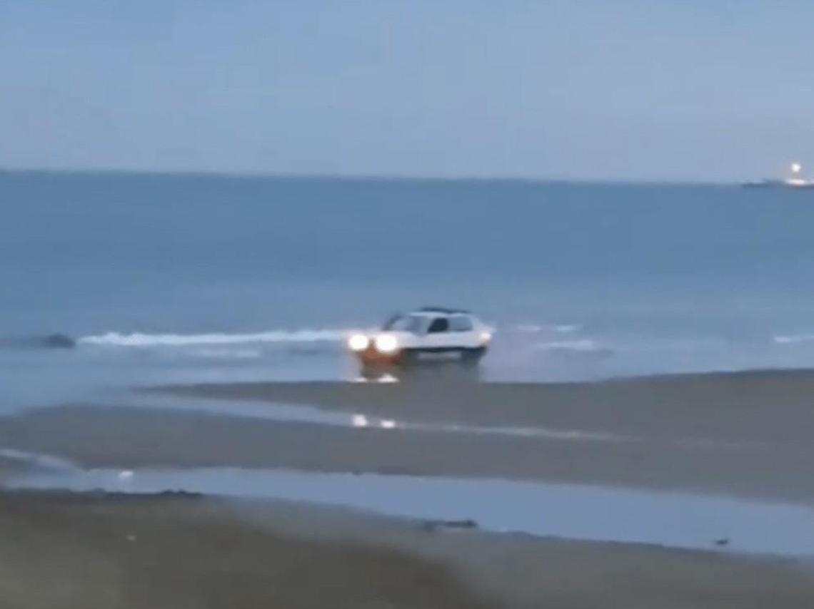 Rally «alternativo» in spiaggia e in acqua con la Panda