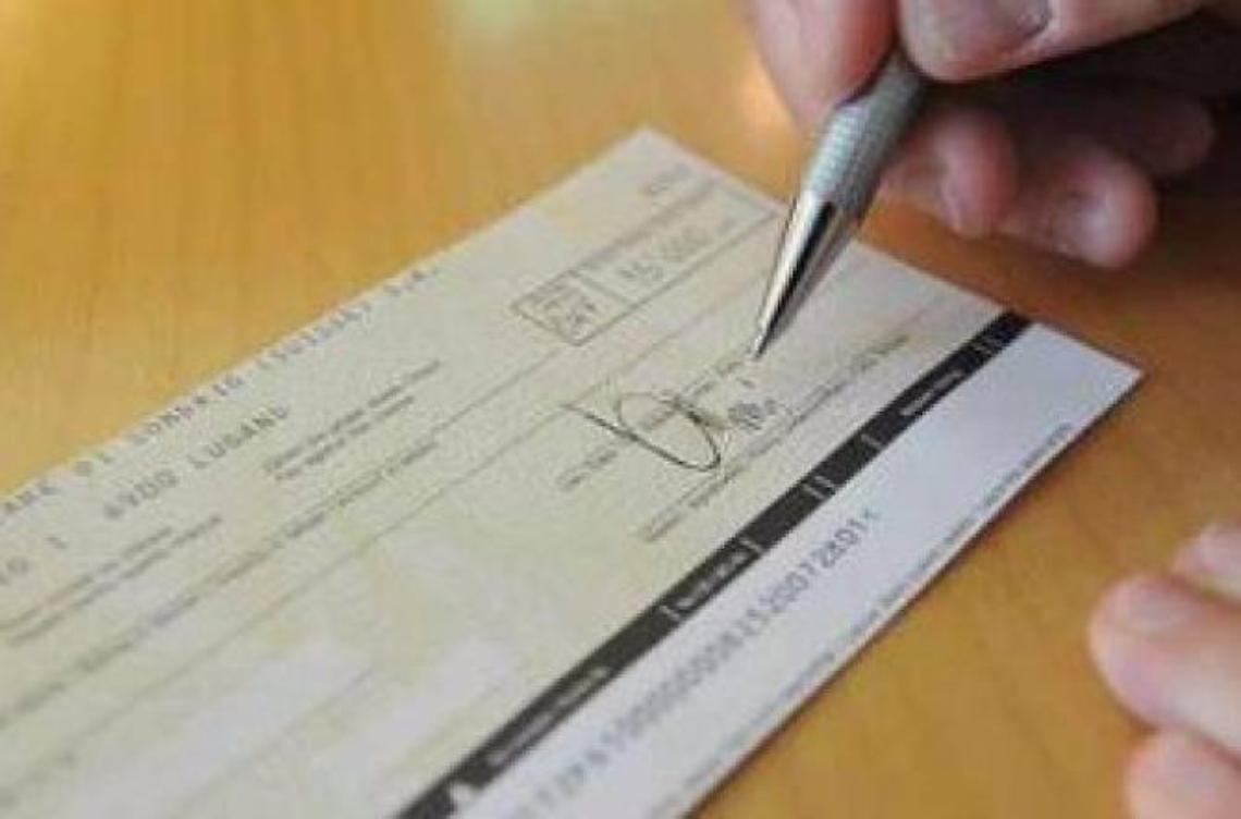 Clona un assegno e cerca di incassarlo