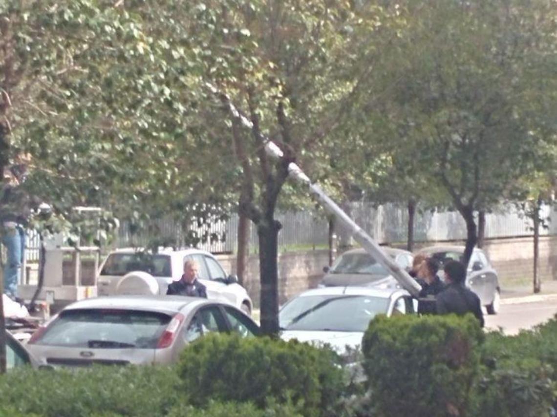 Palo della luce cade su un'auto in sosta in via Giustiniano