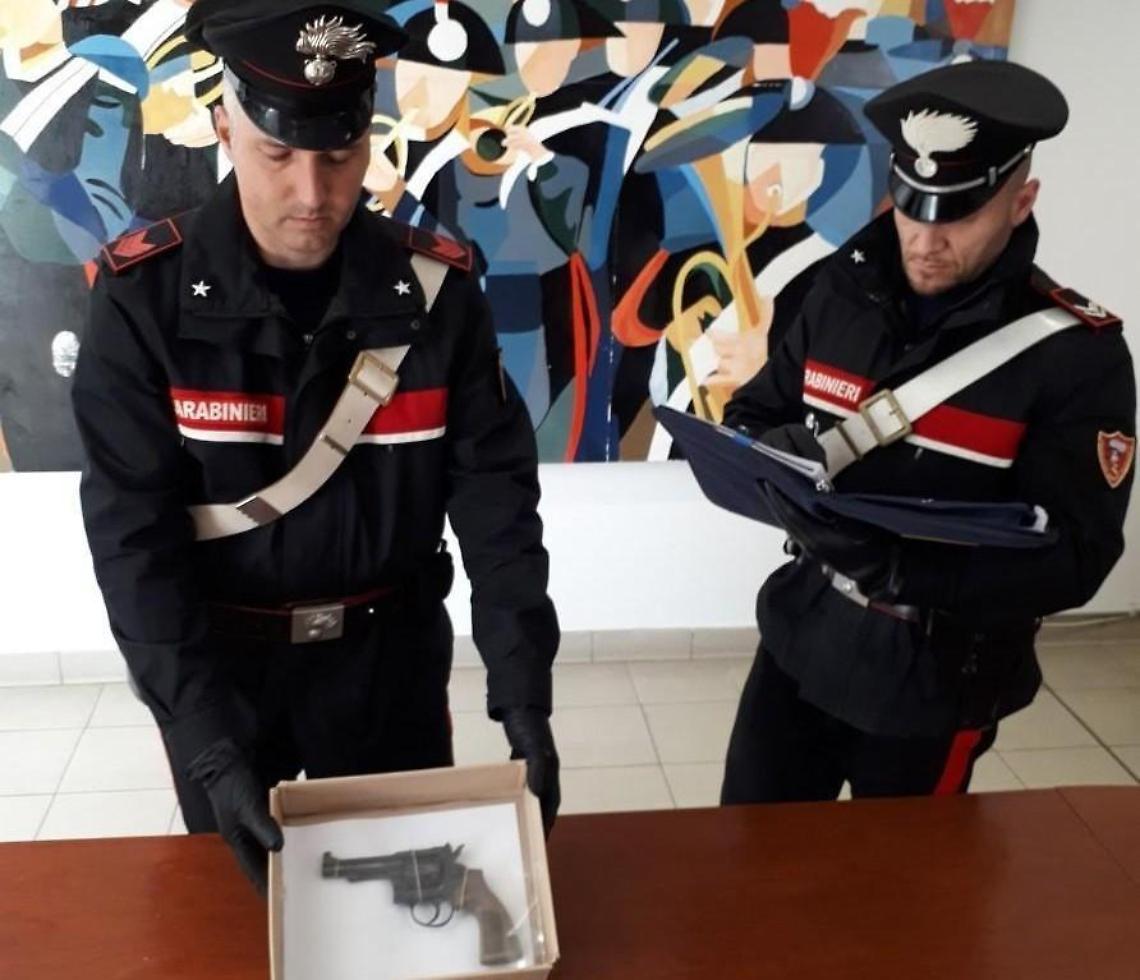 Pistola rubata e munizioni in casa, arrestato un 44enne