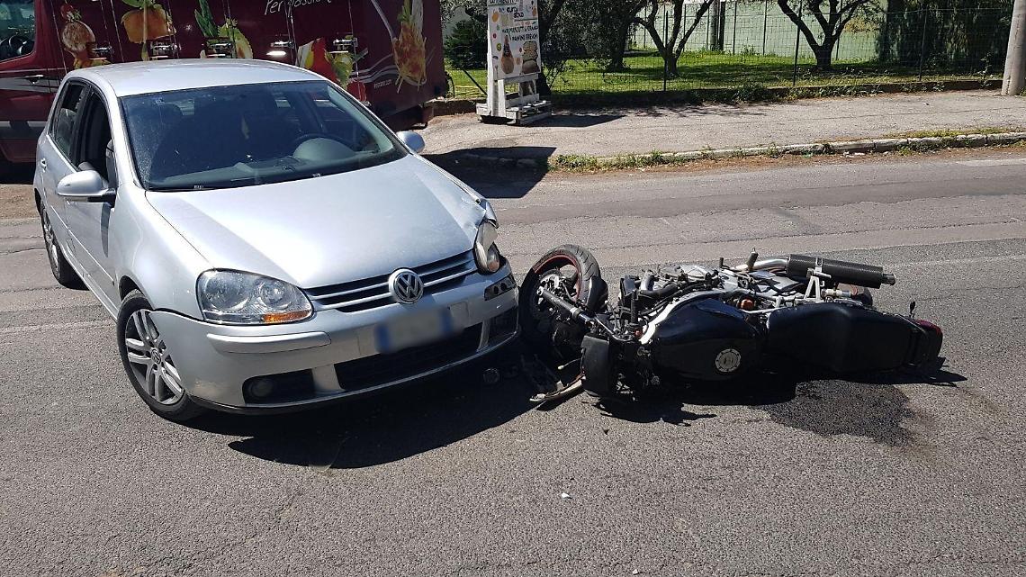 Moto contro auto sulla Nettunense, ferito un centauro