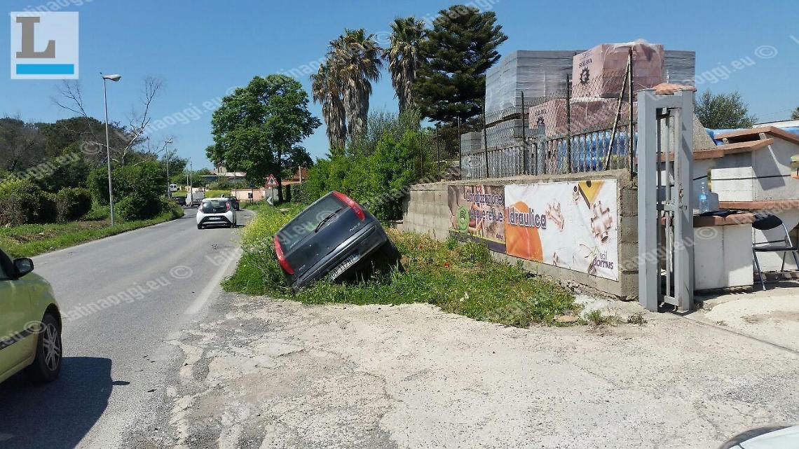 Incidente in via La Gogna: scontro tra due auto, una finisce nel canale