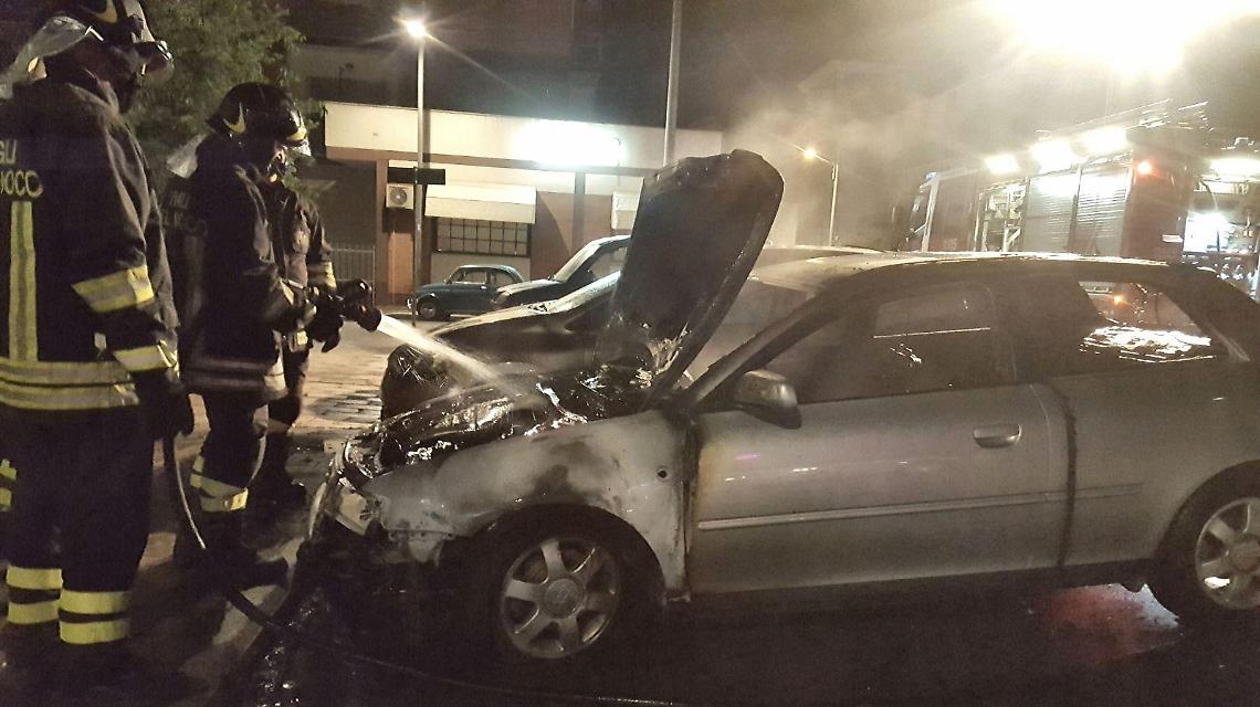 Auto in fiamme nella notte, intervengono i vigili del fuoco