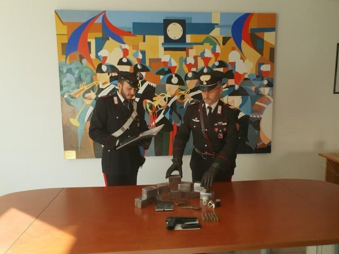 Armi da guerra e droga, arrestato dai carabinieri un 30enne