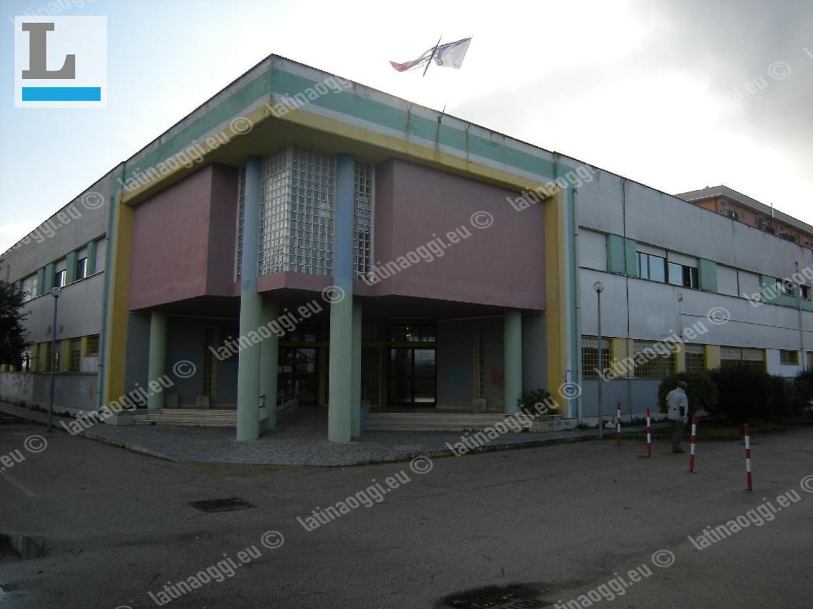 Punta il laser negli occhi del professore: studente sospeso