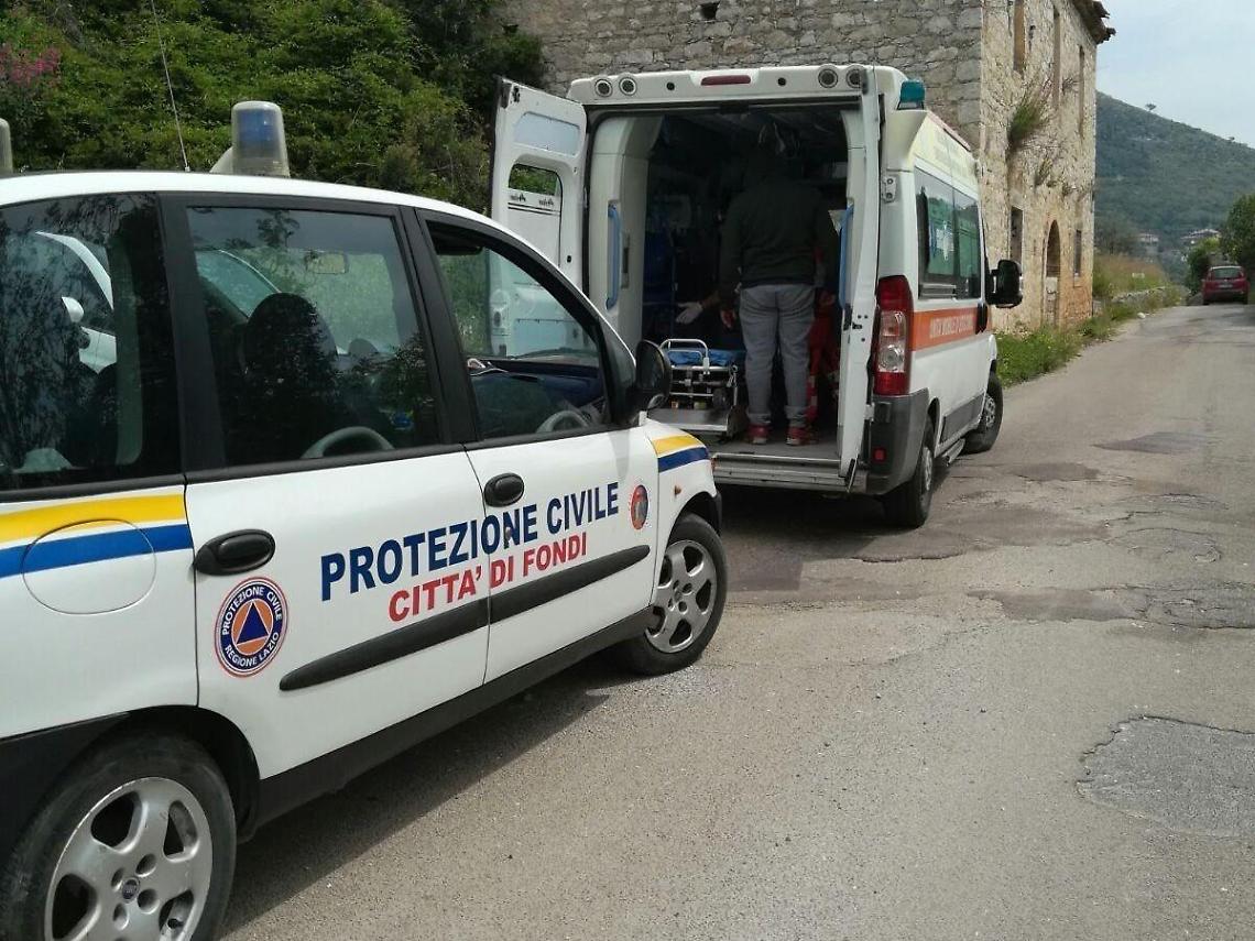 Accusa un malore durante una passeggiata, soccorso dal 118
