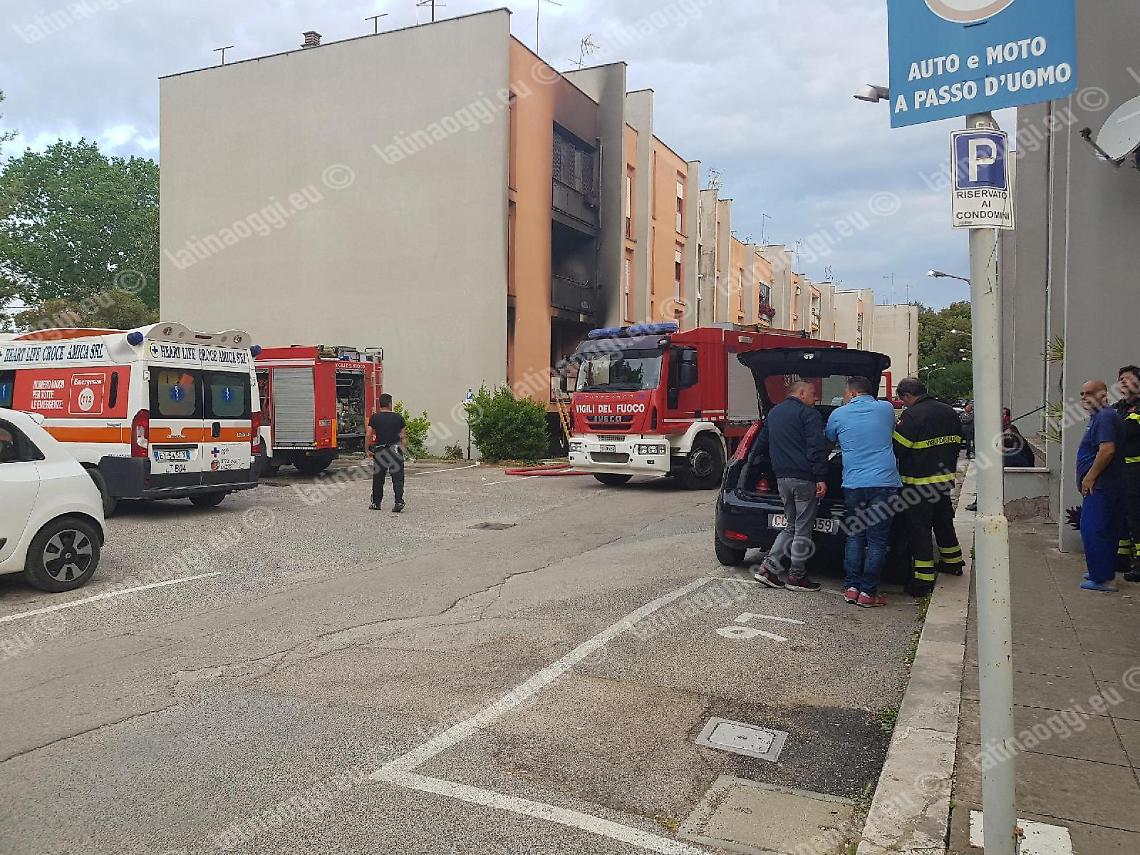 Fiamme in una palazzina, un condomino si lancia dal balcone
