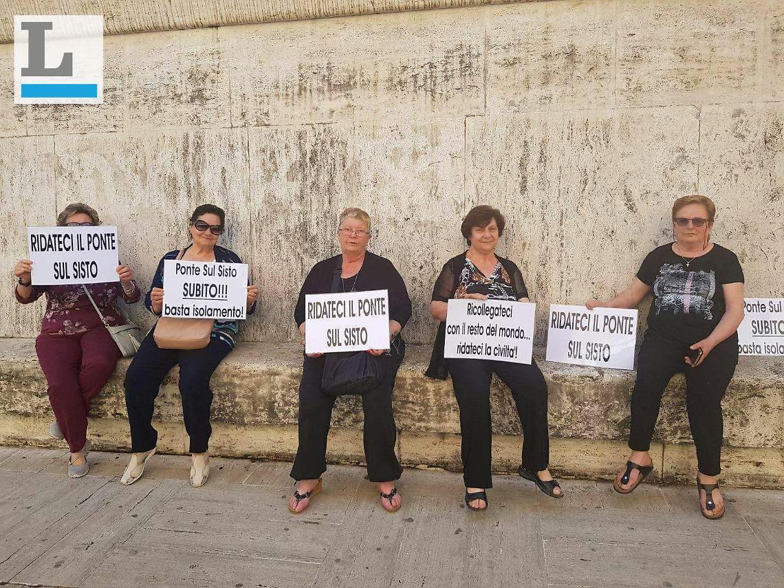 Ponte del Sisto, scatta la protesta davanti alla Provincia