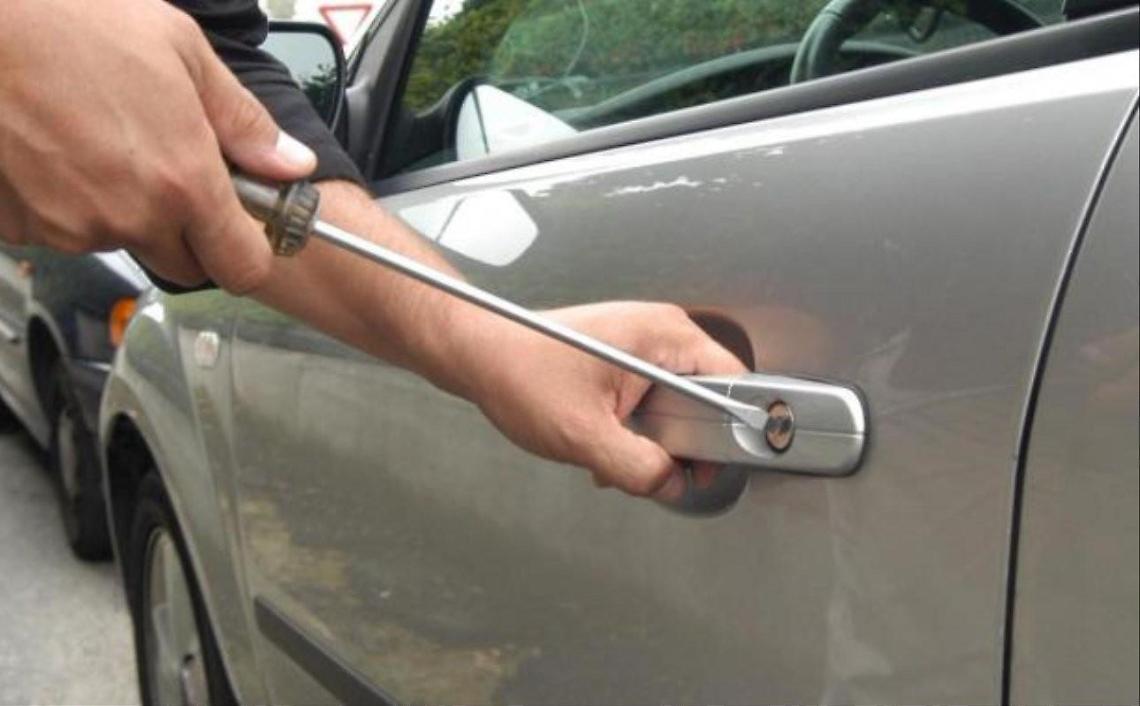 Furto di alluminio e tentato furto di un'auto: due arresti