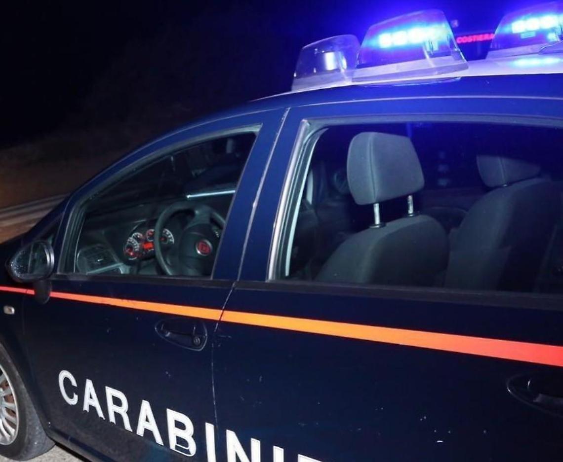 Bussa ai carabinieri con insistenza. Poi impazzisce e li prende a sassate