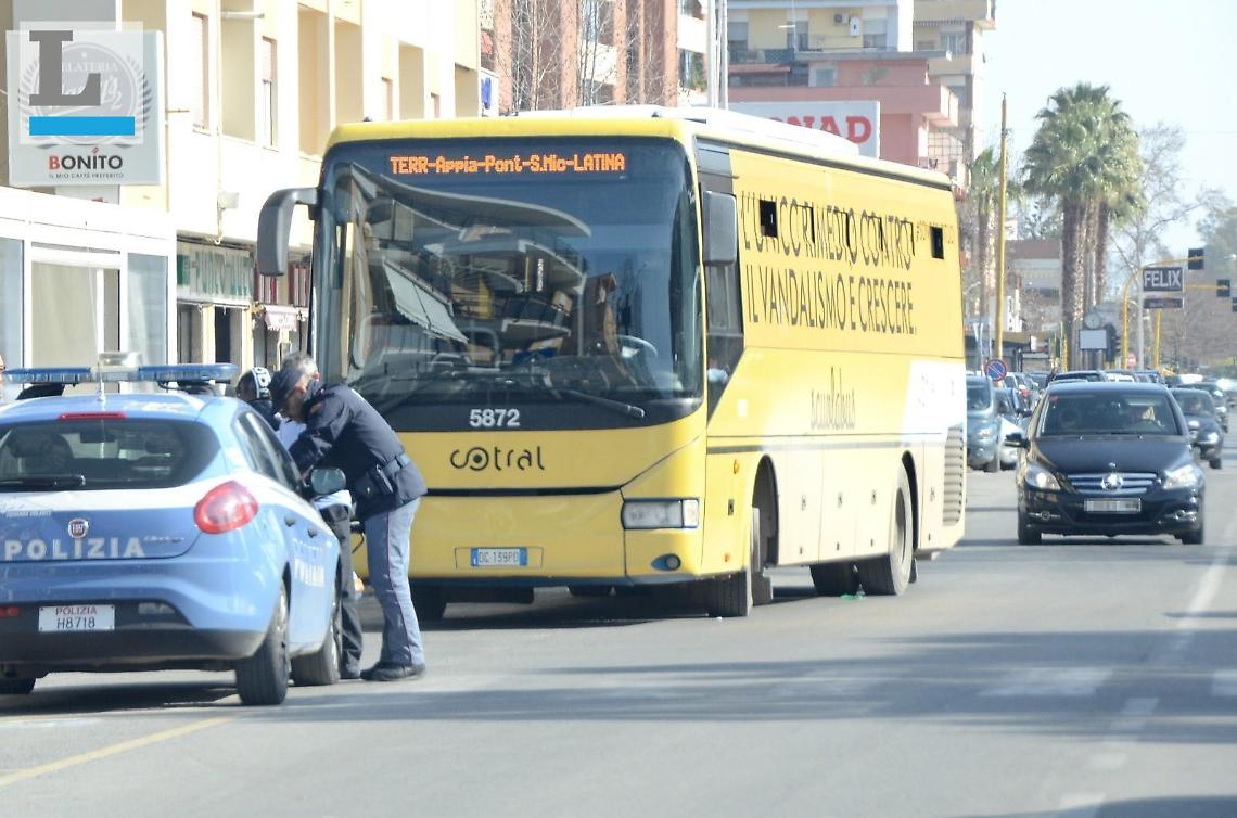 L'autista non lo fa salire a bordo e lui danneggia il pullman Cotral: denunciato