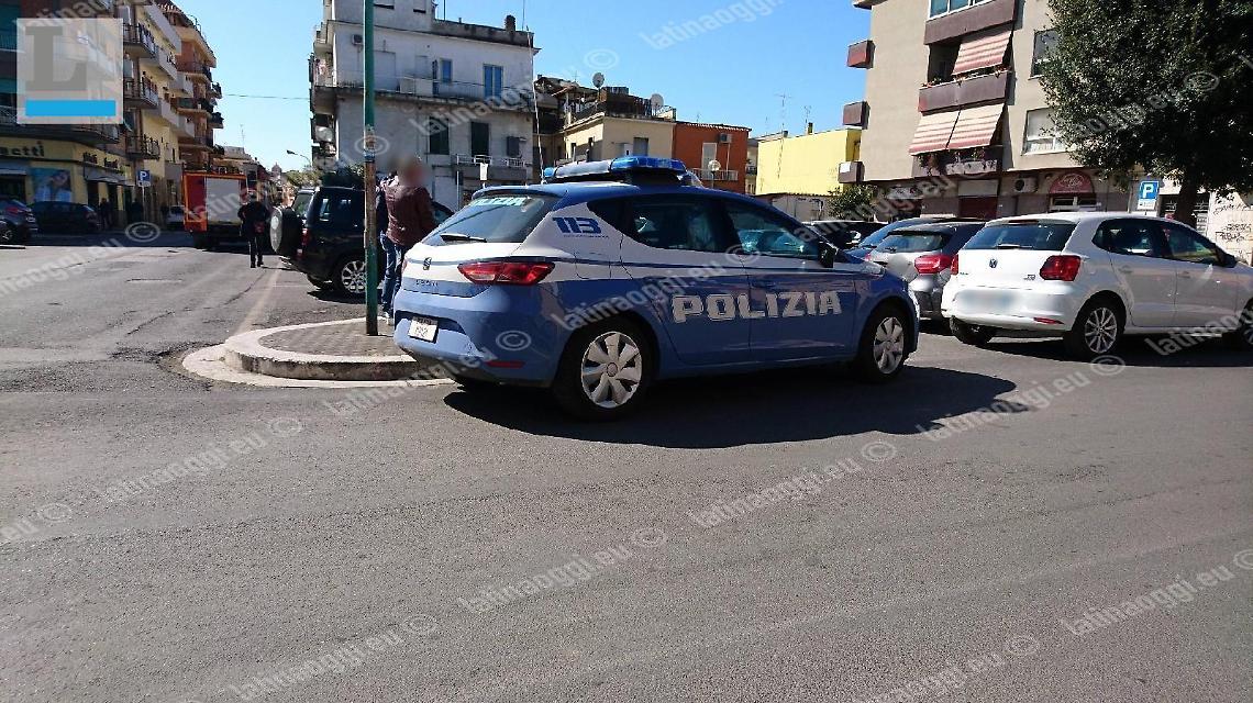 Beve birra nel supermercato, discute col direttore e coi poliziotti