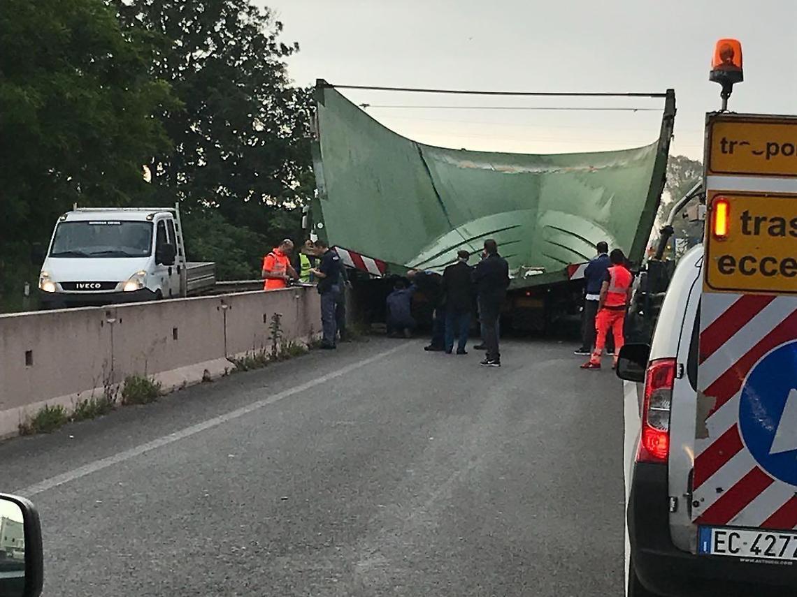 Camion che trasporta uno scafo resta bloccato sul ponte della Pontina