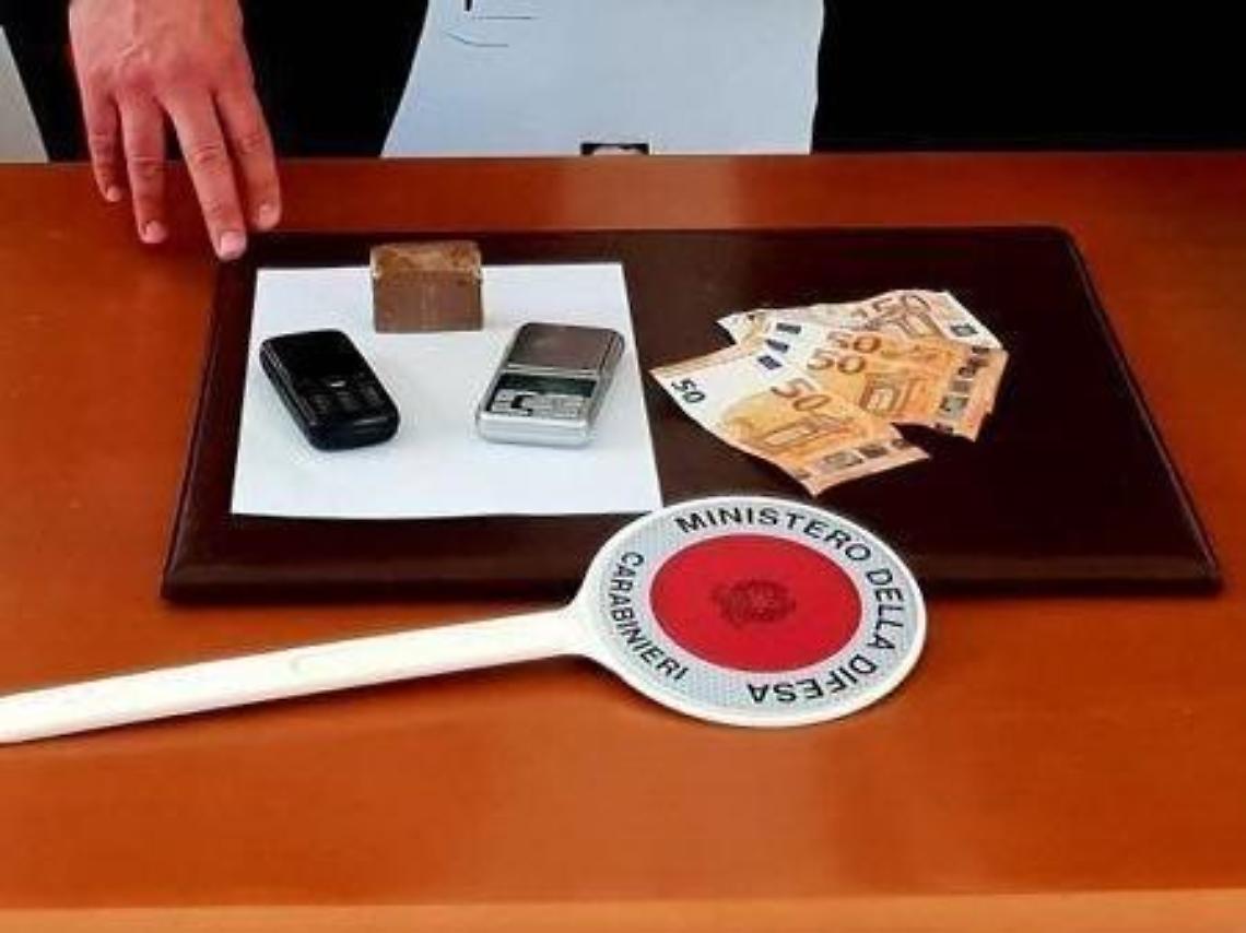 Trovato con cinquanta grammi di hashish: denunciato per spaccio