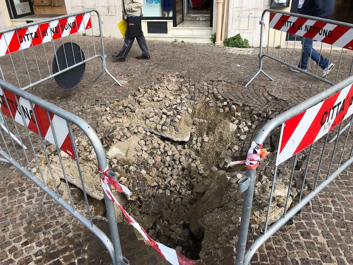 Temporale dopo la festa, si apre una voragine sul lungomare