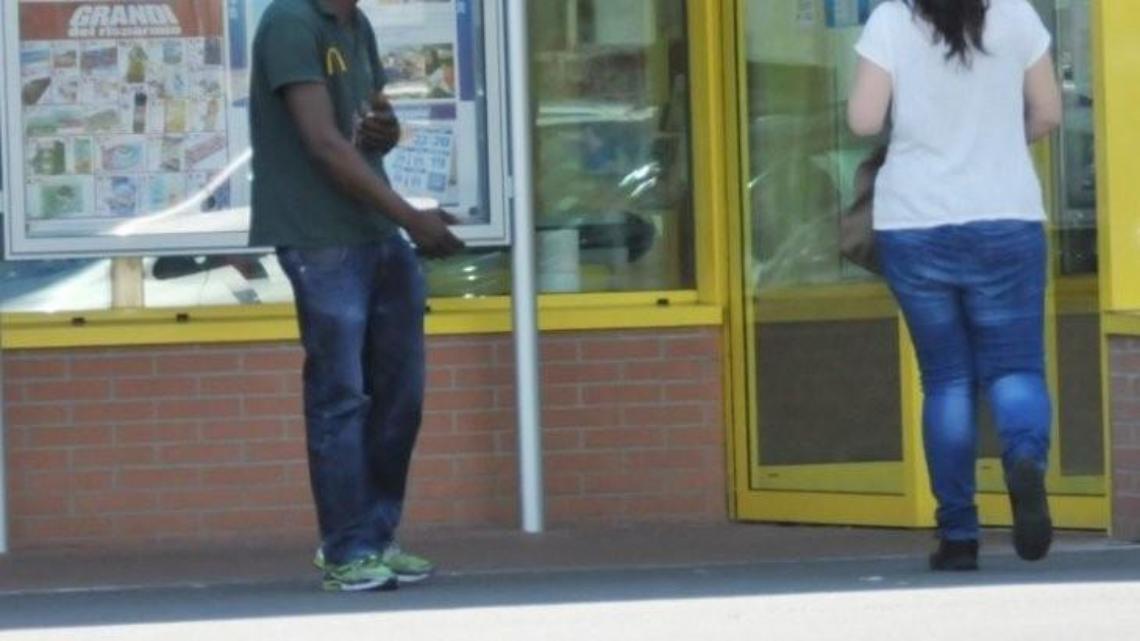 Chiede con insistenza l'elemosina, scappa al controllo dei carabinieri