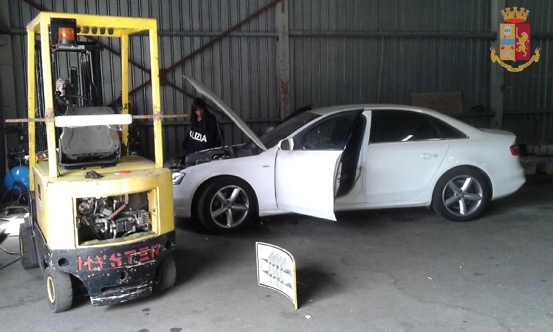 Smontavano veicoli rubati in un capannone, arrestati per riciclaggio