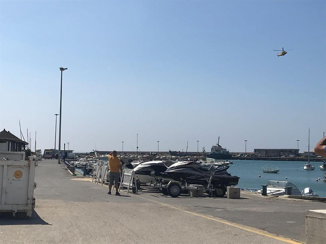 Finisce con la moto d'acqua contro gli scogli, grave un giovane di Aprilia