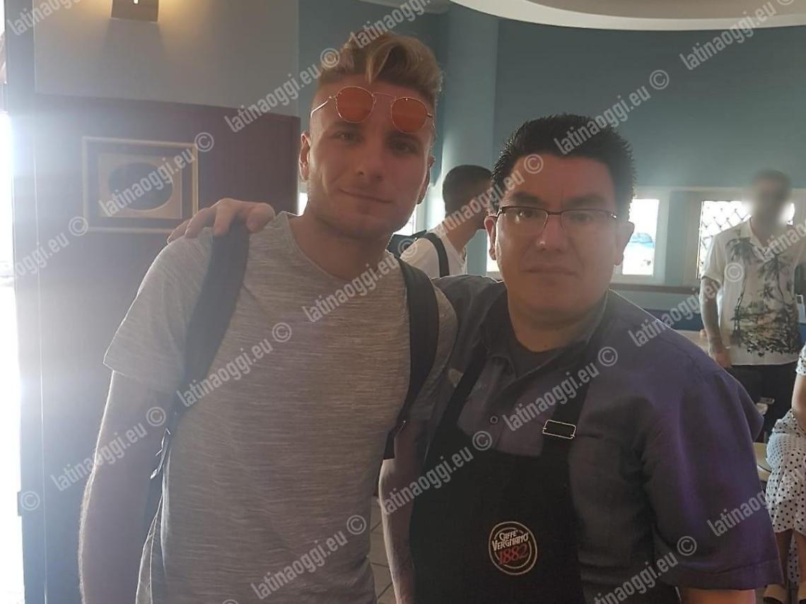 Relax al Circeo per Ciro Immobile, i selfie con i fan al porto
