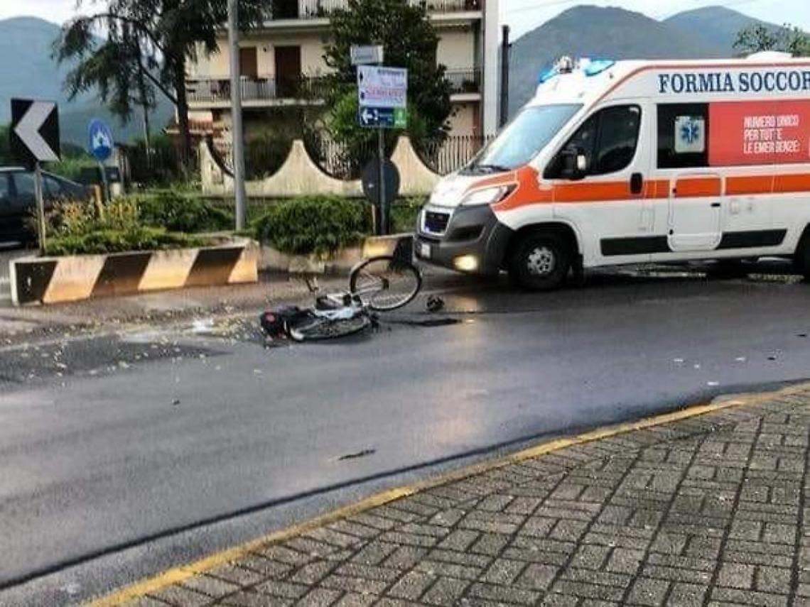 Auto travolge una bicicletta, straniero in codice rosso al "Fiorini"