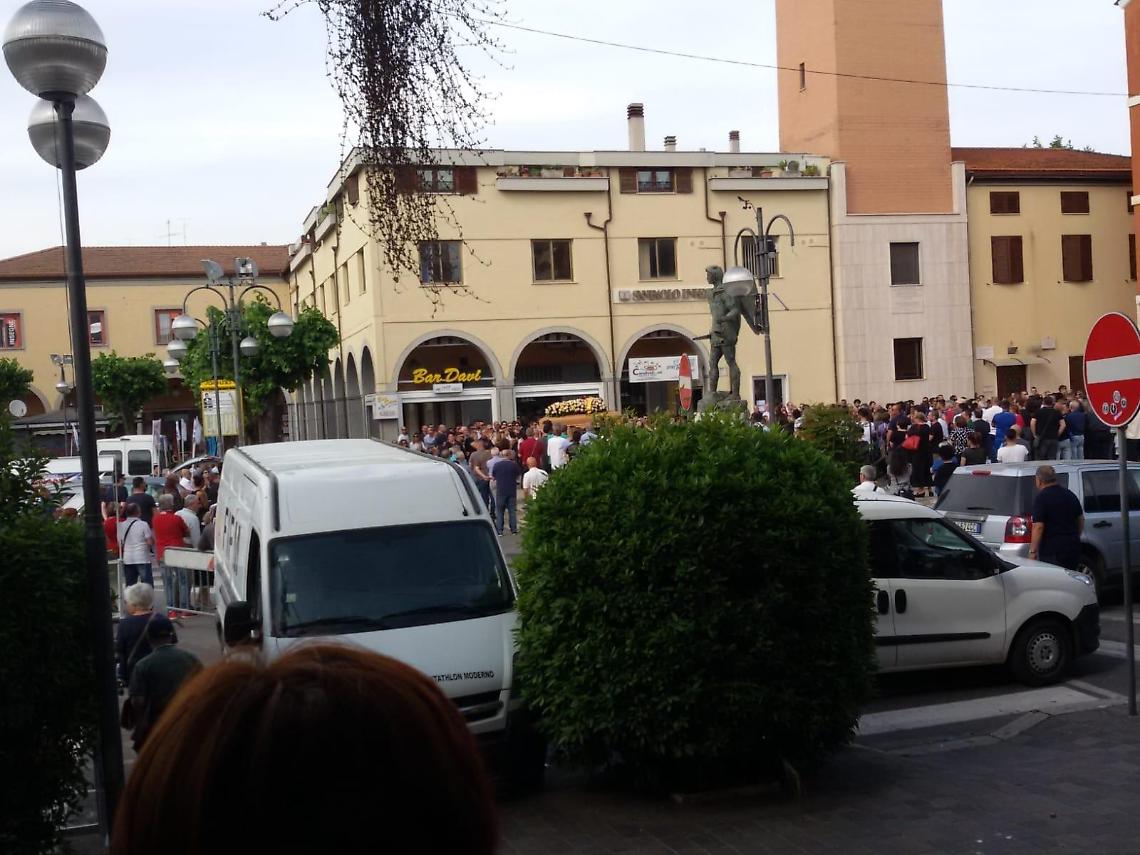 Palloncini bianchi in piazza Roma per l'ultimo saluto a Federica Menotti