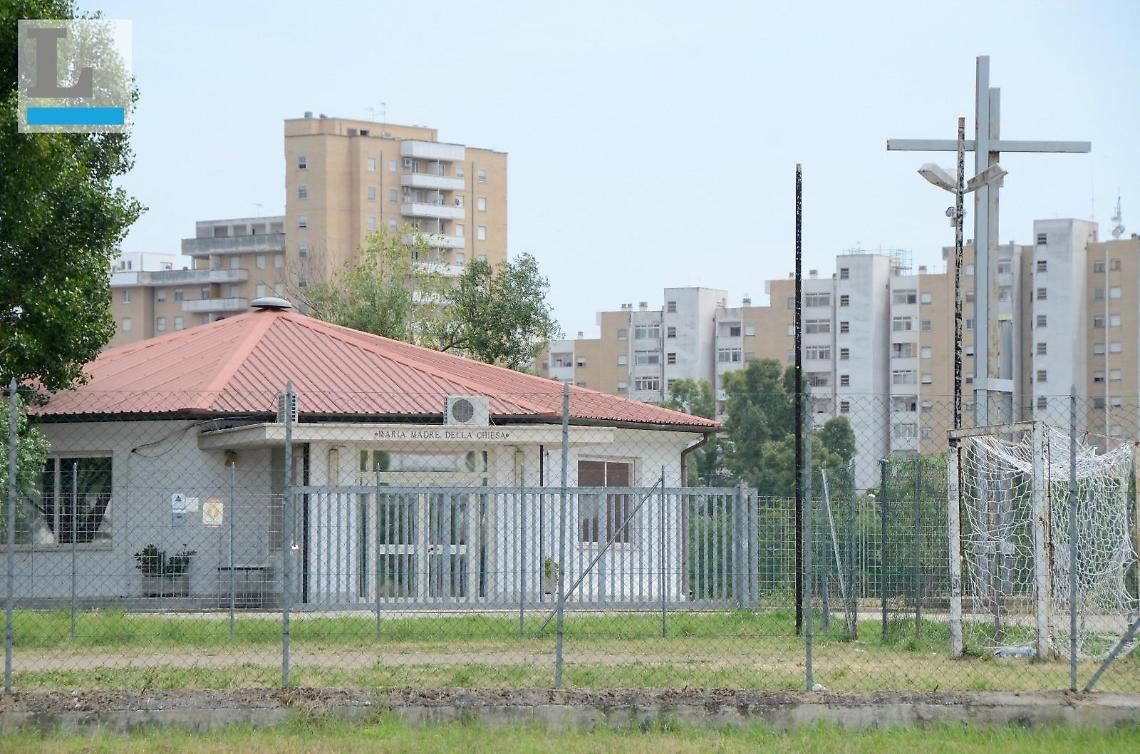 Lite tra residenti e migranti per il campetto da calcio, caos in Q4