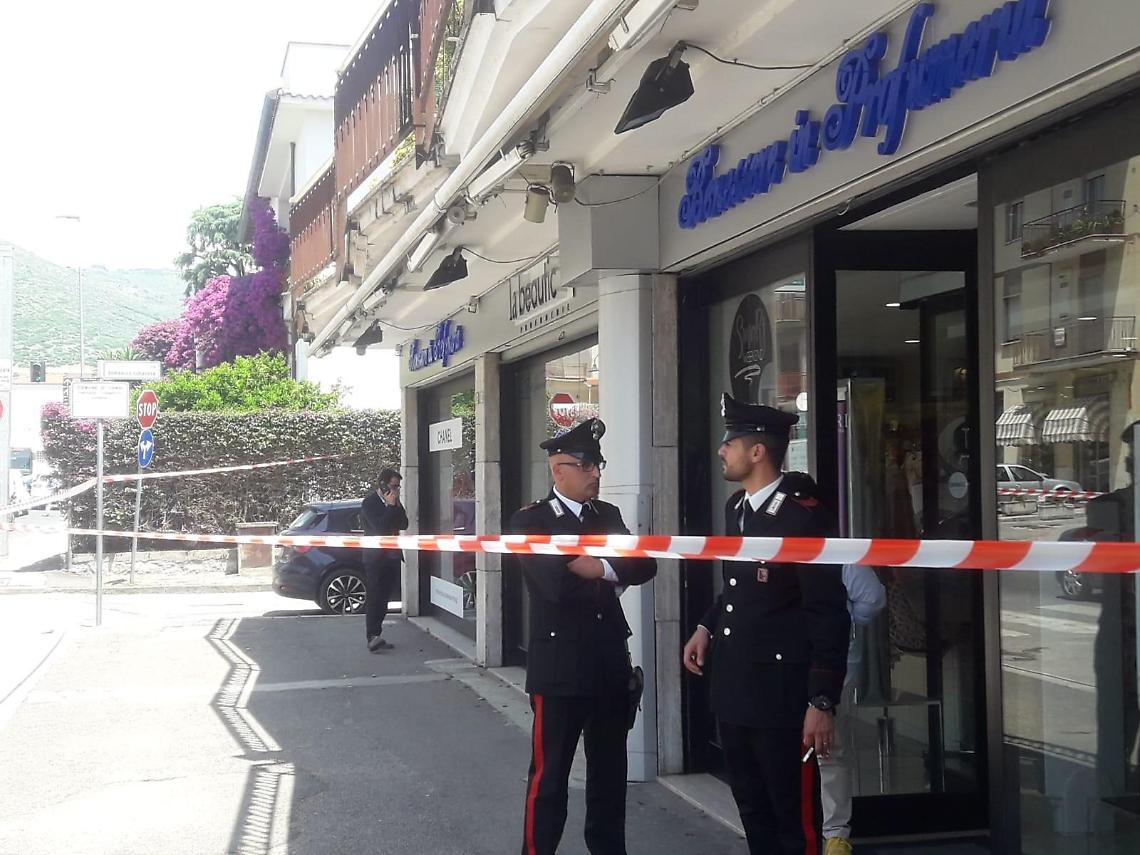 Spari a Fondi, vittima un commesso di profumeria, indagano i carabinieri