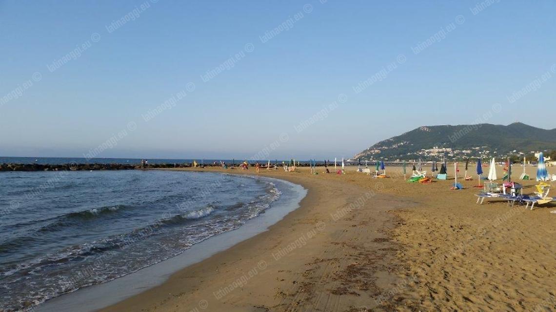 Circeo, folle rissa in spiaggia tra turisti finisce a morsi