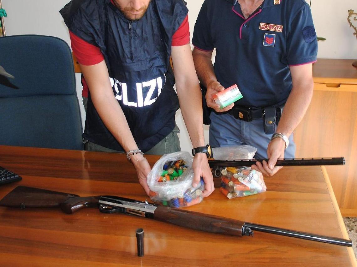 Fucile con matricola abrasa e munizioni in casa, arrestato