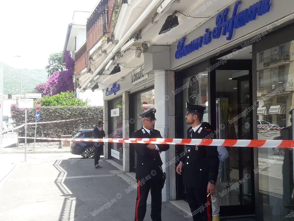 Spari nella profumeria, nell'incursione utilizzato il silenziatore