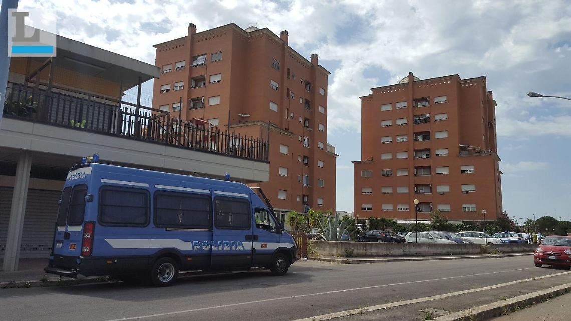 Urla e insulti per lo sgombero di una casa occupata dai Di Silvio