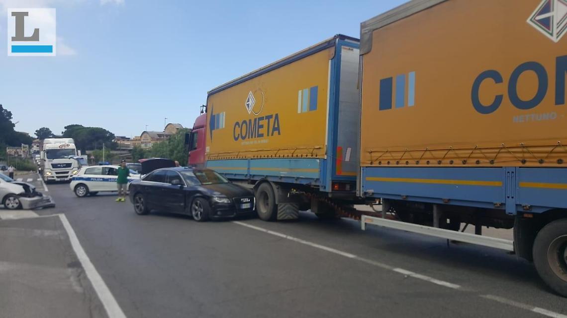 Incidente stradale sulla Nettunense, coinvolte un'auto e un camion