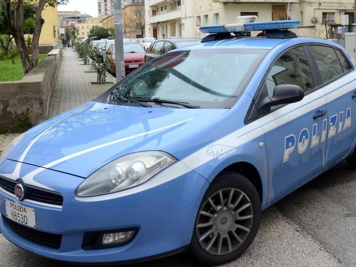 Rapina una donna dell'auto, poi fugge e alla fine investe i poliziotti
