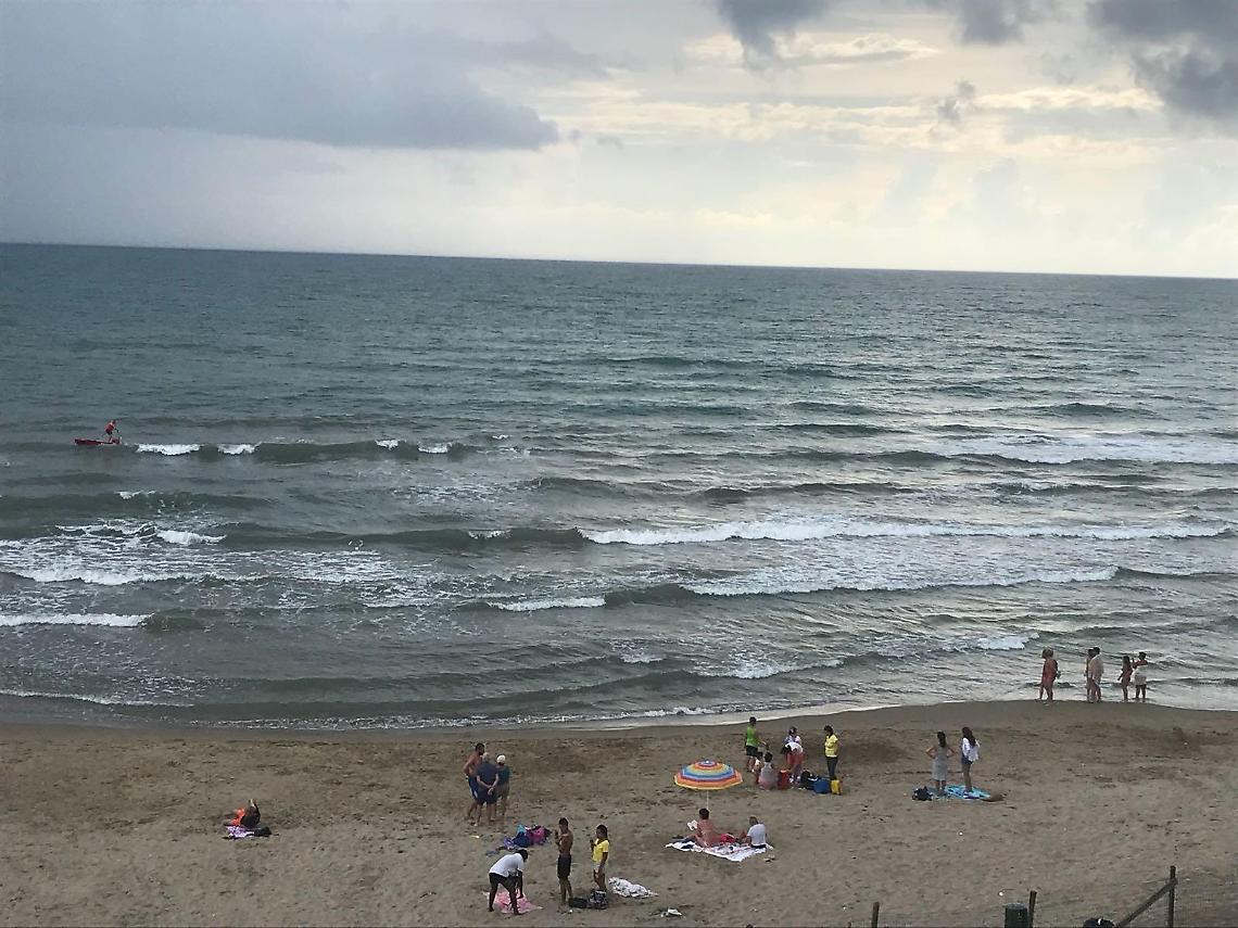 Non riesce a tornare a riva, uomo salvato in mare da un bagnino
