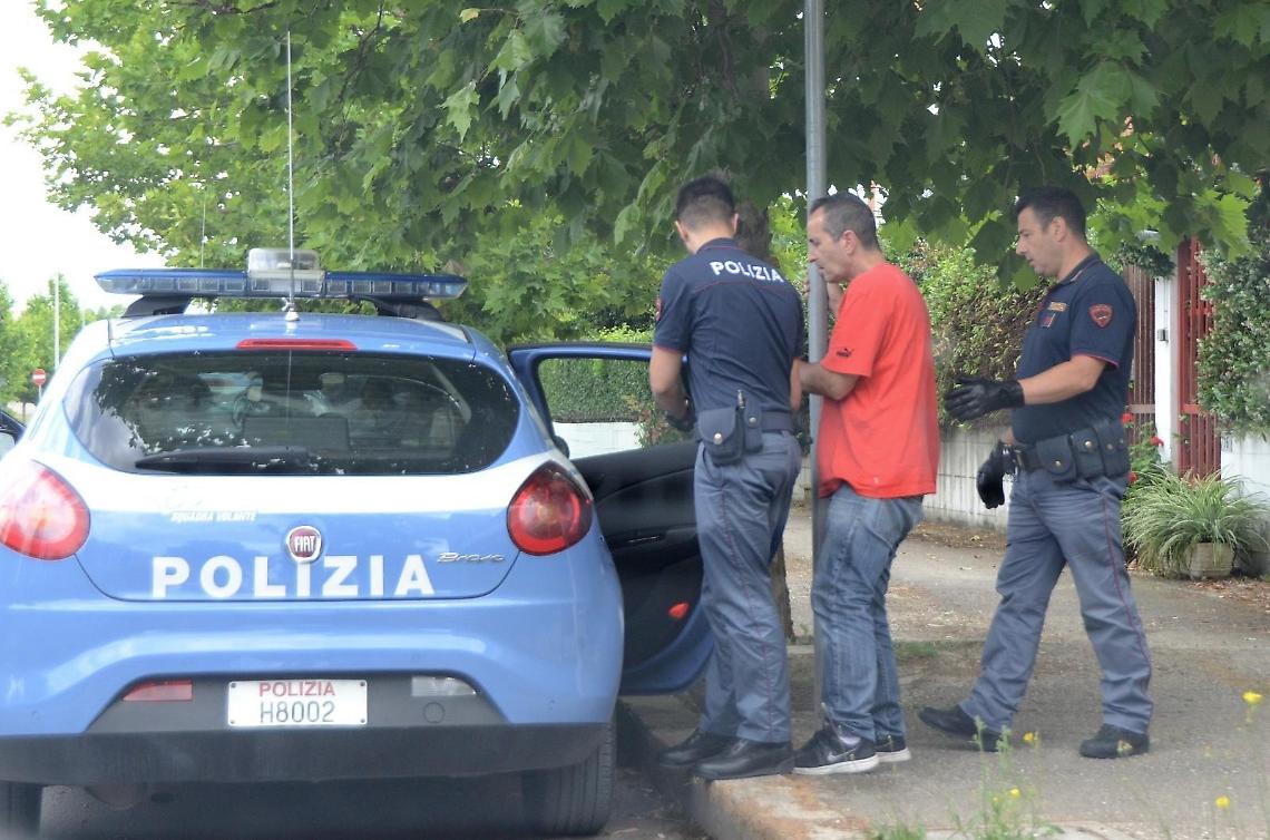 La polizia denuncia due persone per evasione e spaccio di stupefacenti