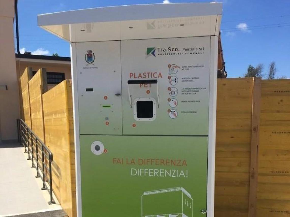 Stop alla plastica, l'idea del Comune: sconti in farmacia per chi ricicla