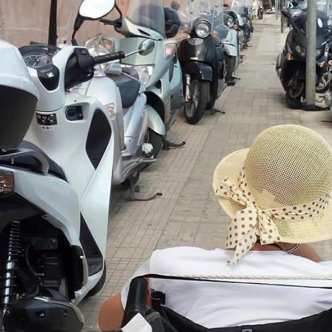 Terracina, marciapiede invaso dagli scooter: la sedia a rotelle non passa