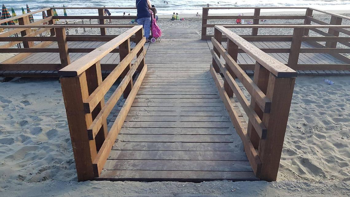 Passerelle per i disabili al mare, Celentano: "Dopo un anno nulla di fatto"