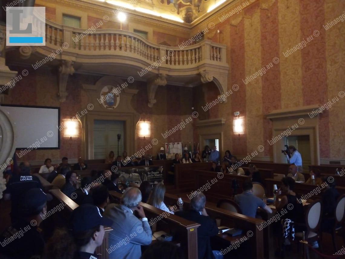 Il giuramento del sindaco De Angelis: "Dopo dieci anni, ancora più emozionato"