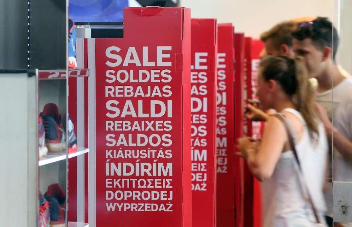 Sabato 7 luglio via ai saldi ma Confcommercio: "La data andrebbe spostata"