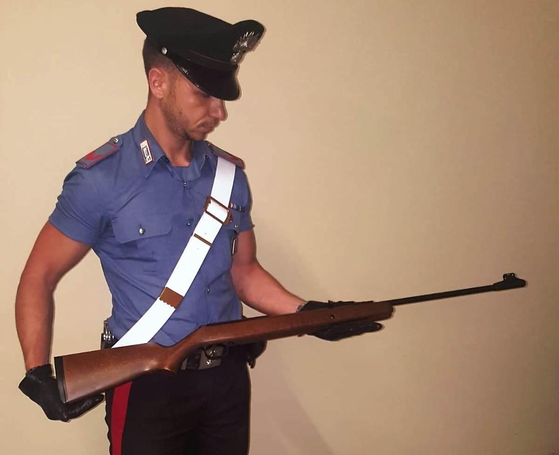 Torvajanica, spara ai piccioni e danneggia i balconi: denunciato