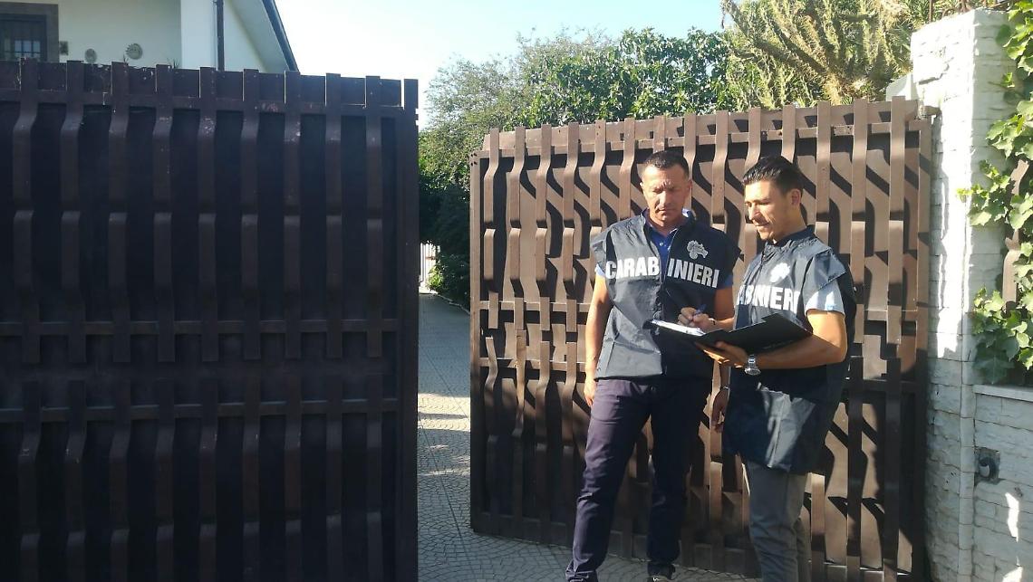 Tenta di corrompere il militare per salvare la casa di riposo abusiva: arrestata