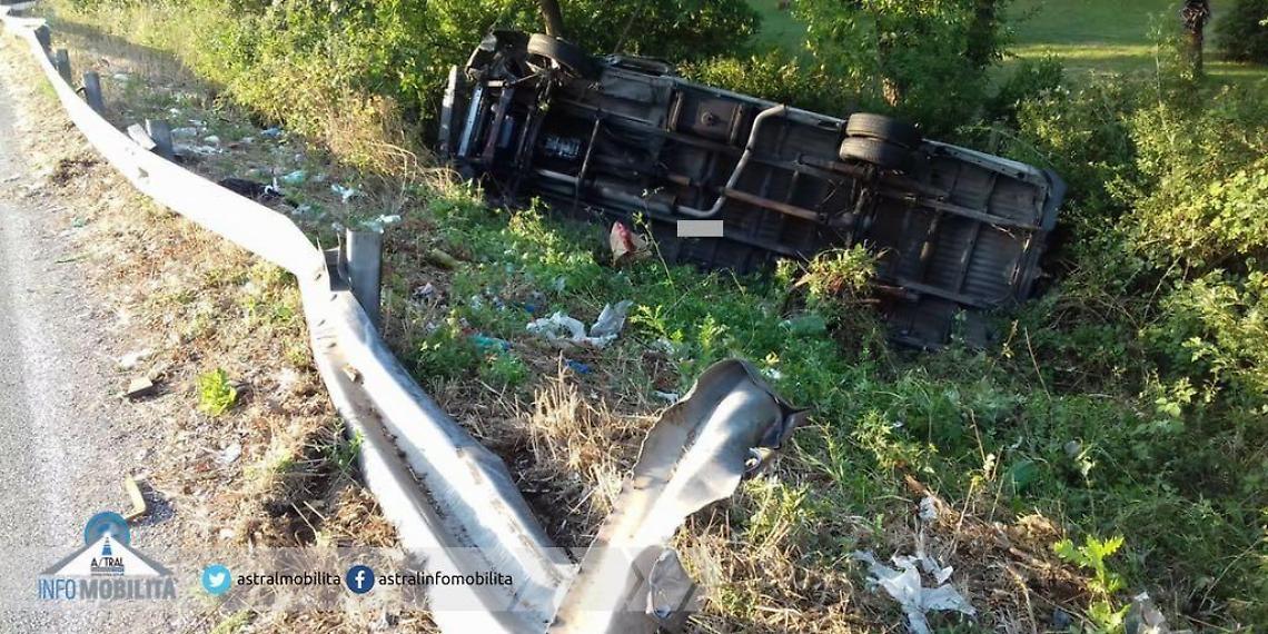 Furgone finisce fuori strada e si ribalta sulla Pontina, due feriti