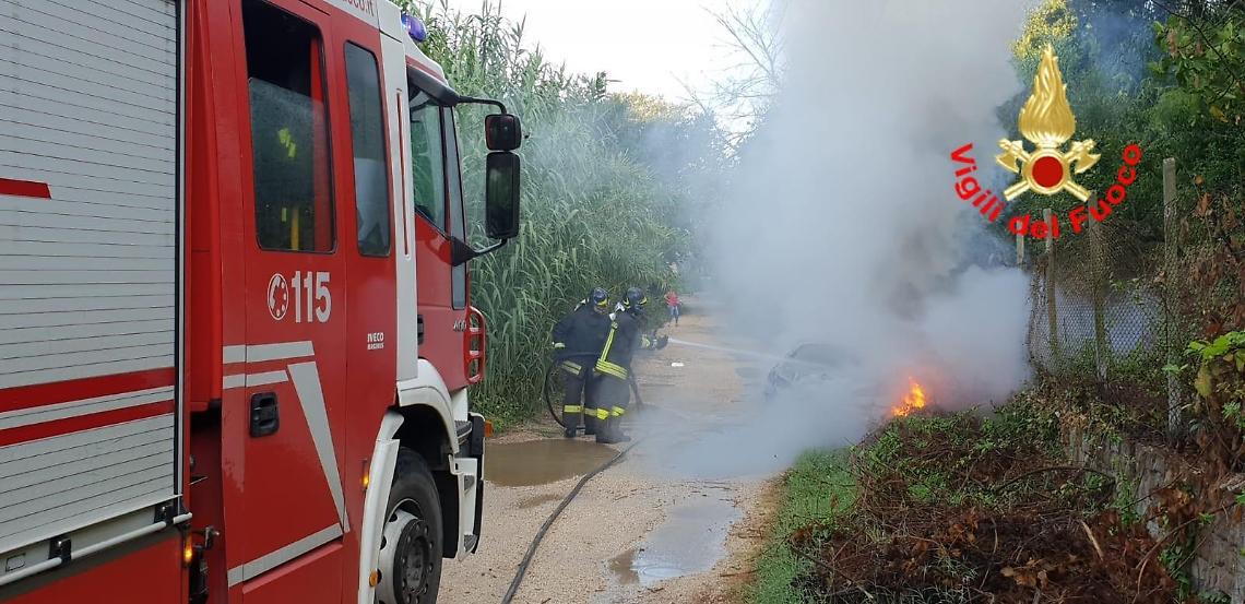 Auto incendiata a Fossignano nella notte, non si esclude il dolo