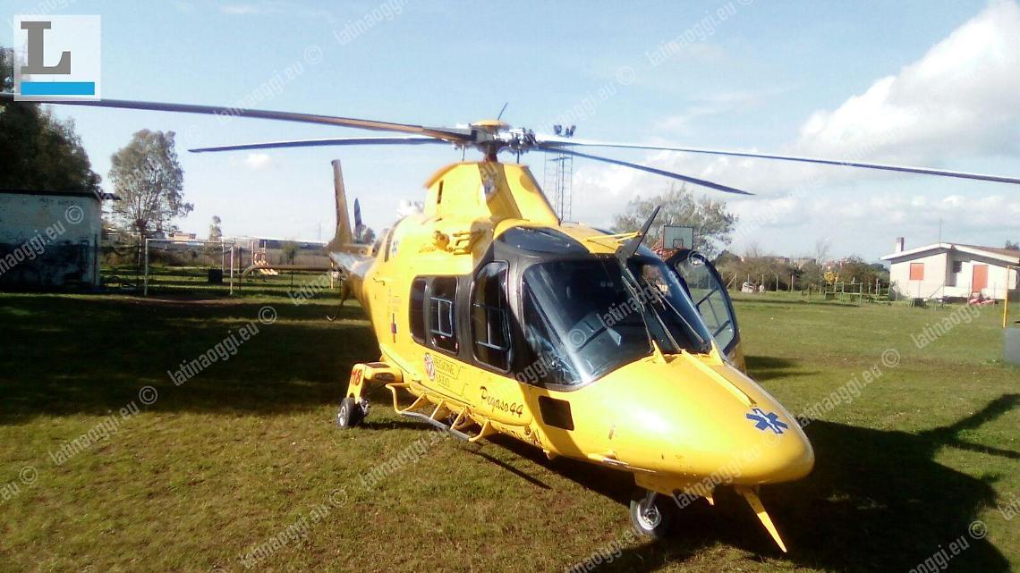 Schiacciato dal minibus mentre cambia la ruota: è grave