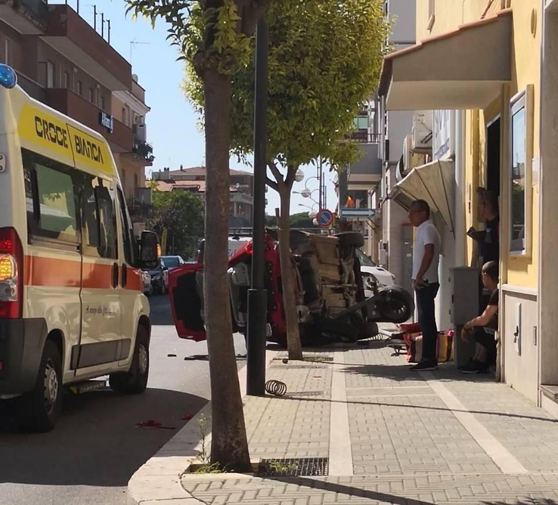 Incidente in centro, auto si ribalta e finisce sul marciapiede