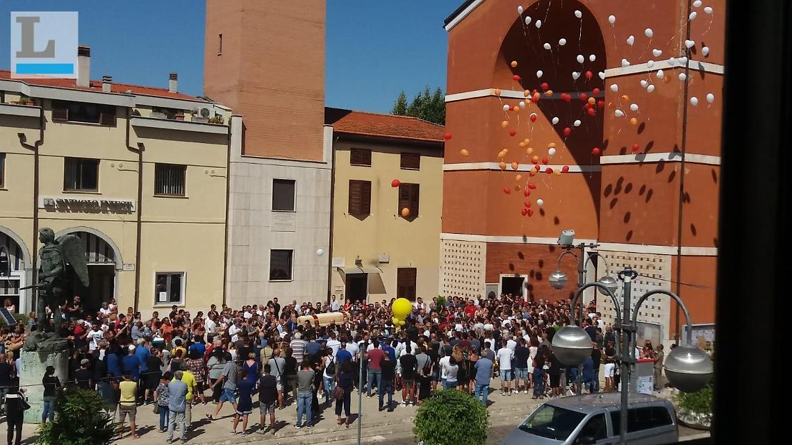 Palloncini giallorossi e la musica di Venditti per l'ultimo saluto a Daniele