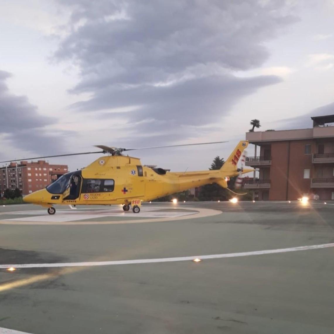 Cade mentre monta l'antenna su un palazzo, grave un 32enne