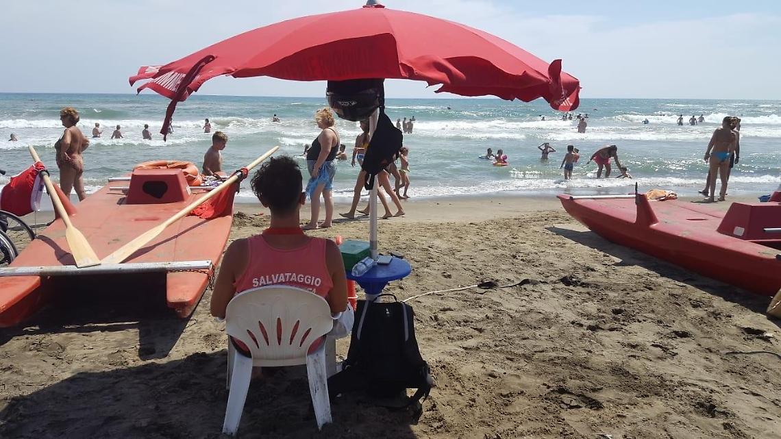 Foce Verde, rischiano di annegare salvati quattro ragazzini