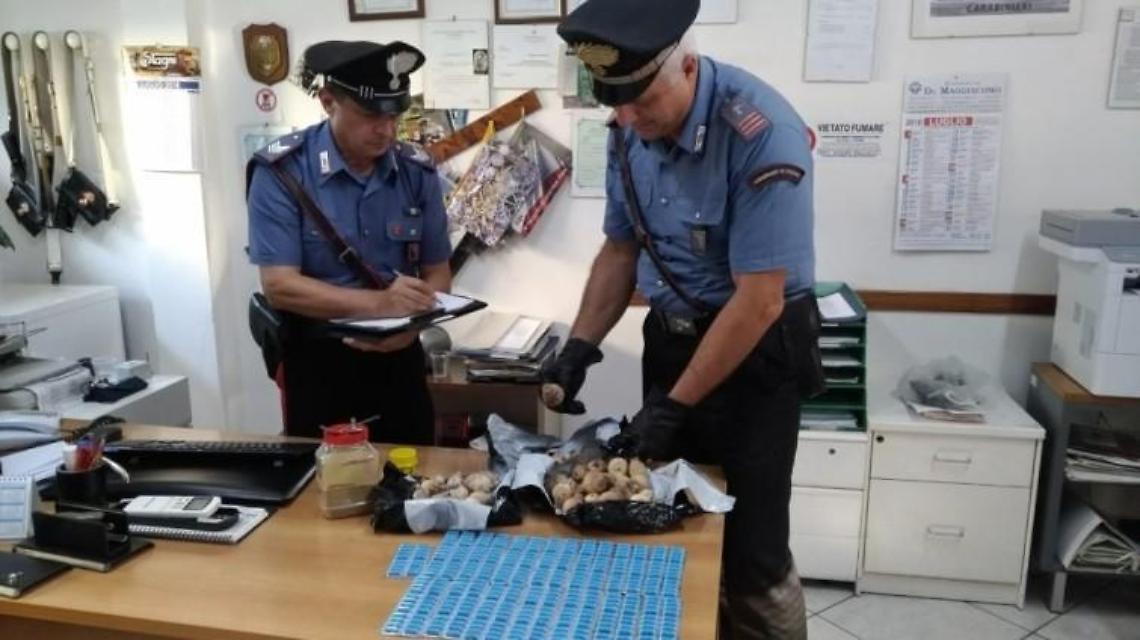 Denunciati per estorsione, vengono trovati in possesso di droga